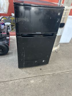 Compact mini fridge