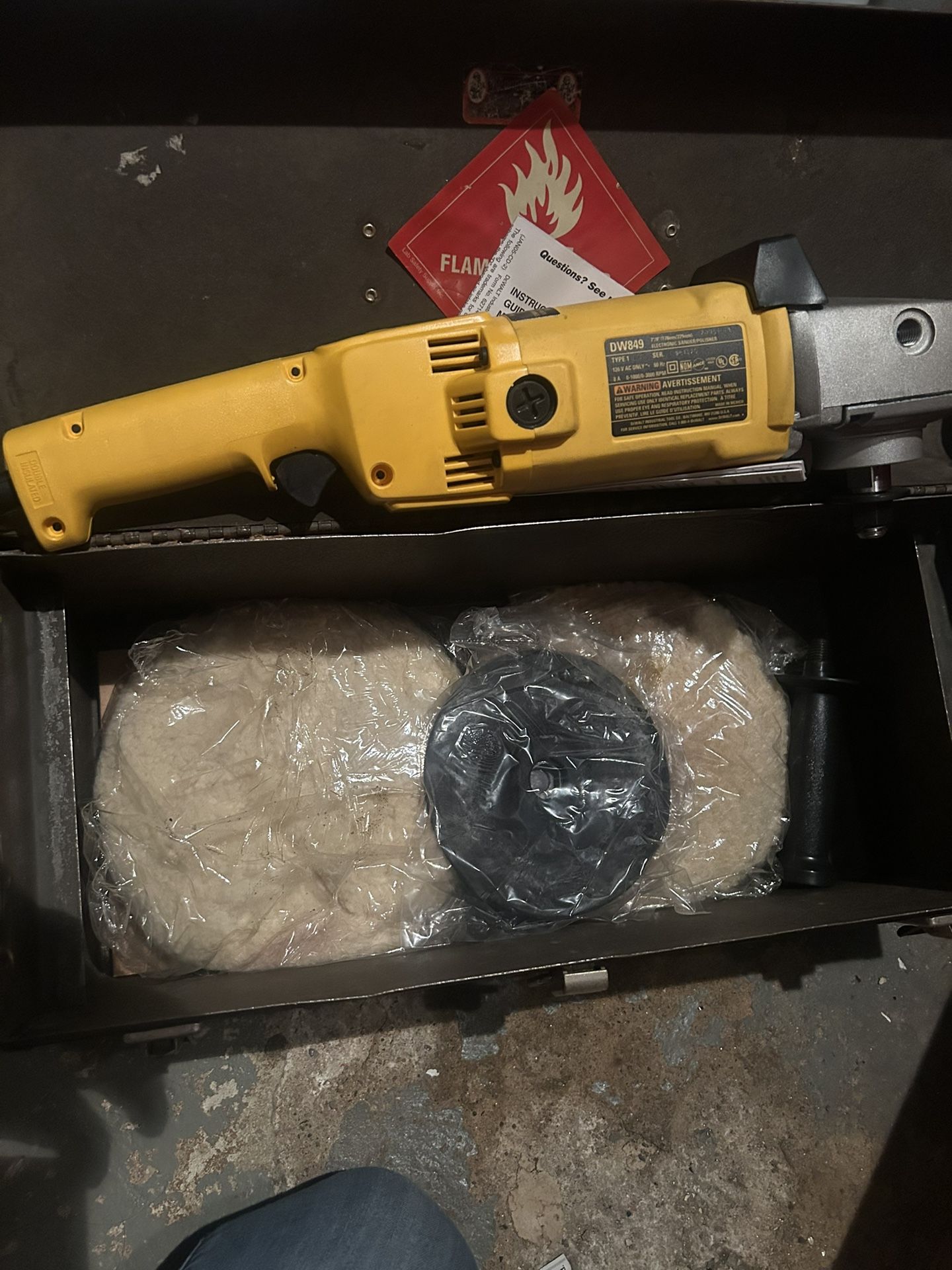Dewalt DW849 7"/9" Polisher Grinder