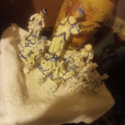 Vintage Blue And White Porcelin .have Orrigional  Made In Taiwan  Stickers On .the Set Is Of 12 Peices .all For One Price