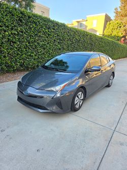 2017 Toyota Prius $9,900