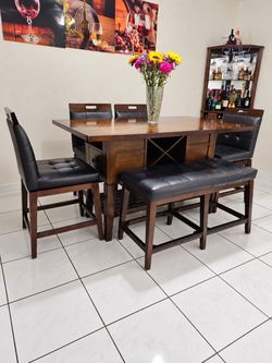 Rooms to go Dining Table Set with Bench