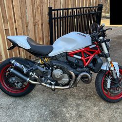 Ducati Monster 821 w/ Termi Exhaust