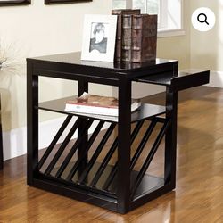 ✨ Side Table – $120 ✨ Slightly used, super sturdy, modern design.