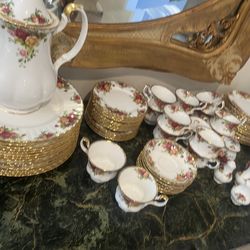 77 PIECES BEAUTIFUL ROYAL ALBERT SET MADE I ENGLAND