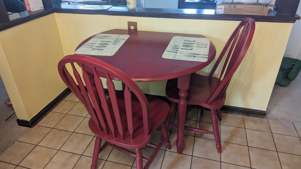 BEAUTIFUL RED WOODEN KITCHEN TABLE W 2 CHAIRS LIKE NEW MAKE OFFER