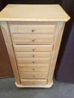 Standing luxury jewelry storage