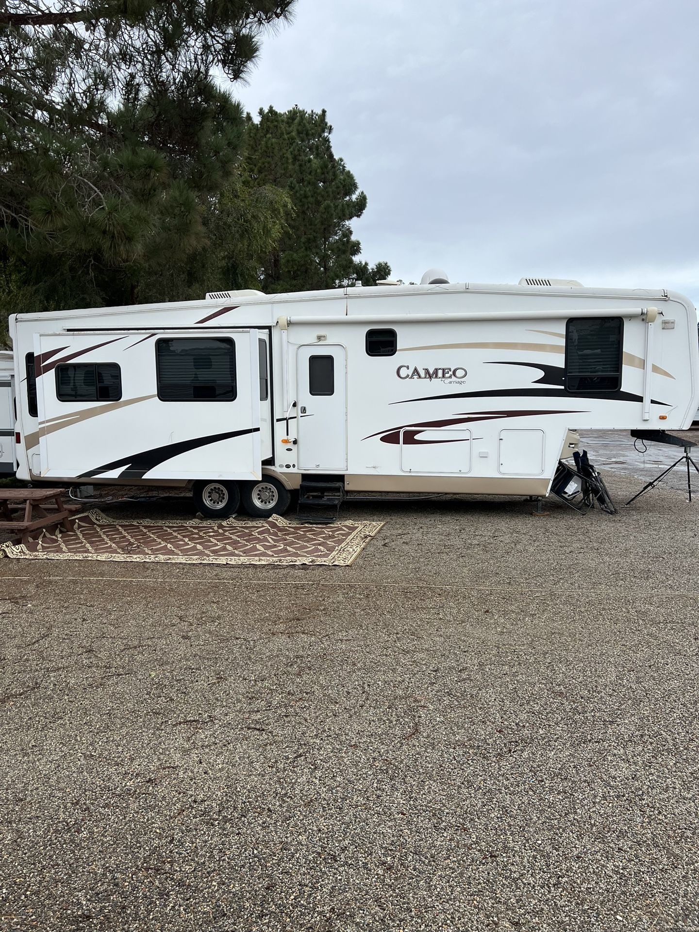 2007 Carriage Cameo-2 A/C UNITS, CENTRAL VAC-ONAN GENERATOR-ELECTRIC AWNING-POWER VENT-WASHER DRYER COMBO-KING BED-NEW HIDE A BED COUCHES-ELECTRIC LEVEL JACKS. SATELLITE DOME SETUP FOR DIRECT TV