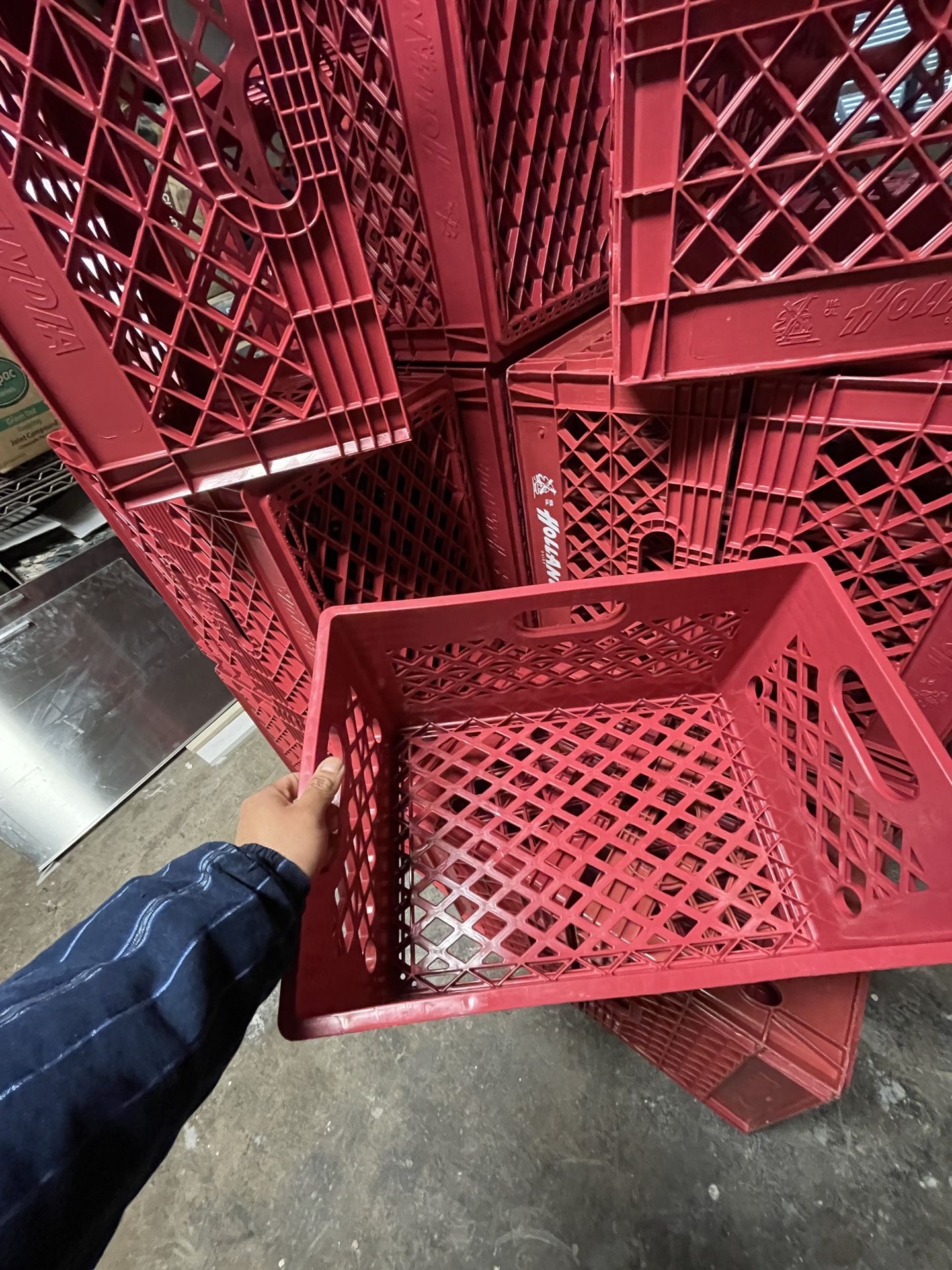 24QT AUTHENTIC PLASTIC MILK CRATES