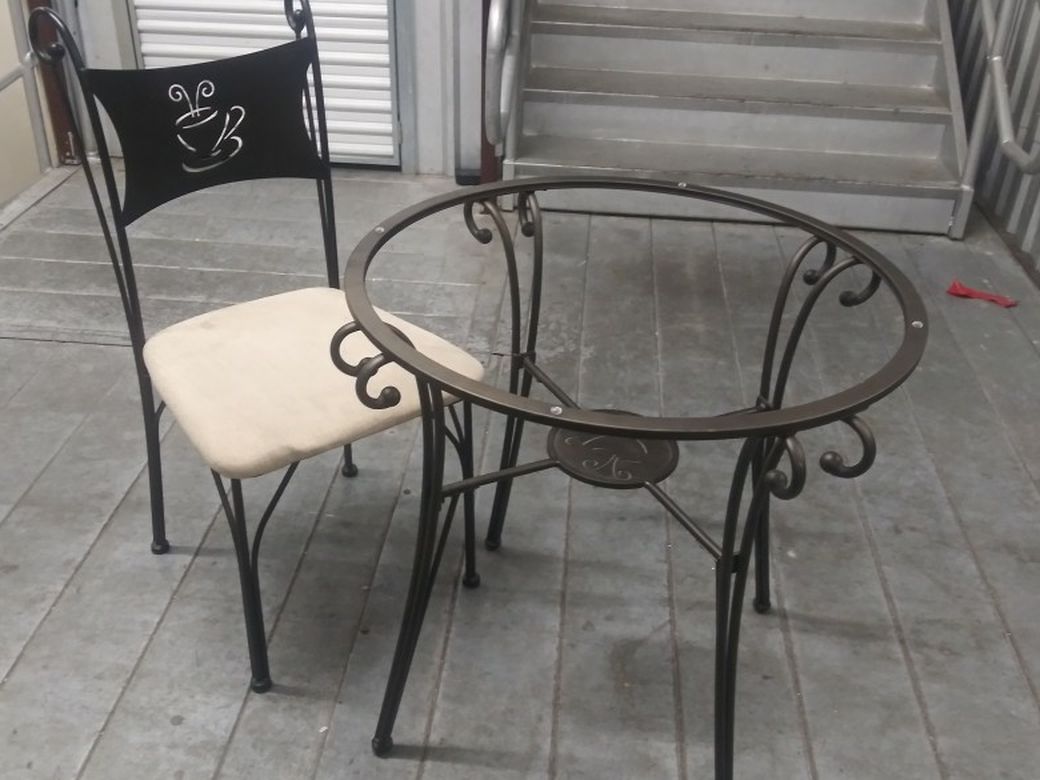 Kitchen table With 4 Chairs And Glass Top!