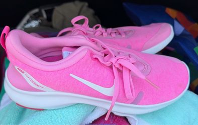 Pink NIKES women’s 6