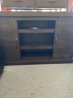 Bell’O tv stand holds 55” to 75”
