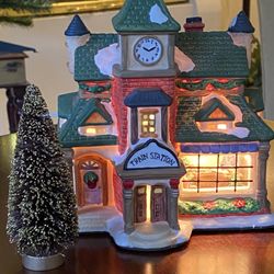 VINTAGE CHRISTMAS VILLAGE TRAIN STATION WITH GLASS WINDOW