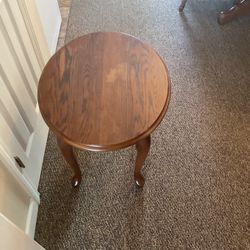 End Table Looks Like Oak