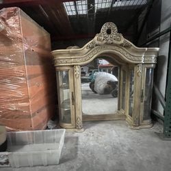 King Bed Room Set With A Vanity Window