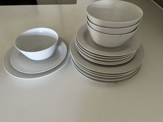 Crate & Barrel Paige Dinnerware Set – 18 Pieces