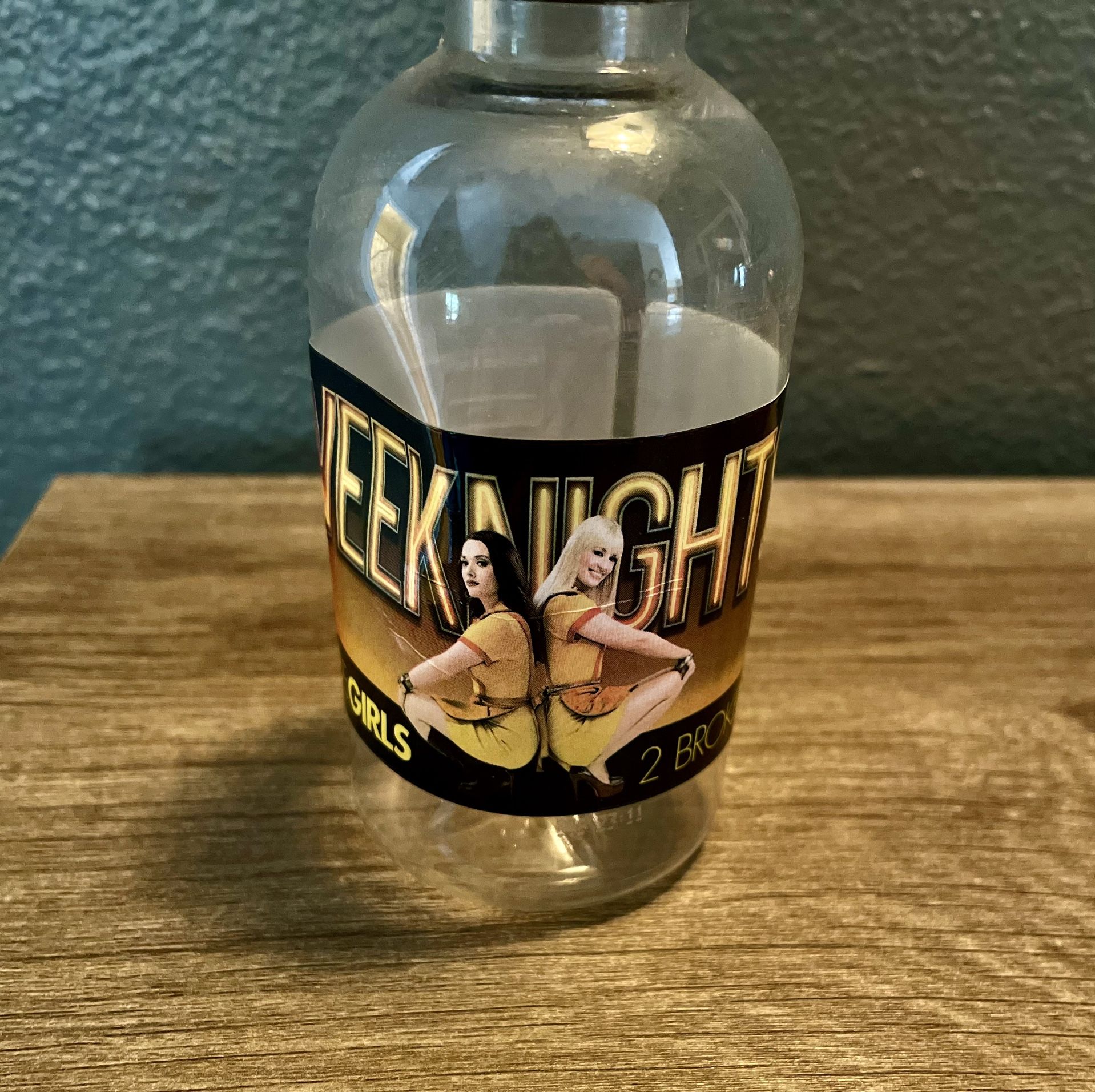 Two Broke Girls Final Season (Season 6)Cast & Crew Set Water Bottles