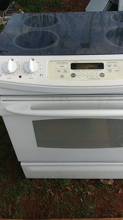 White slide in smooth top GE stove