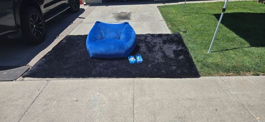 Rug foam chair and a pair of crocs