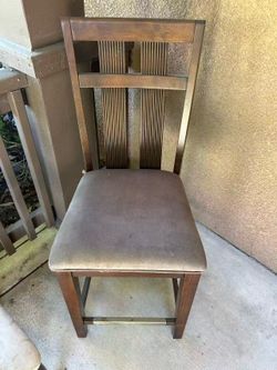 Selling a set of 2 matching bar stools/counter-height chairs.buy2 free 4 as pictures.