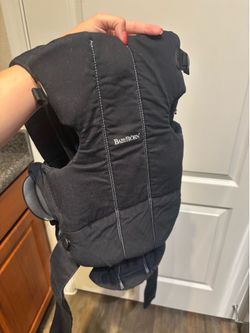 Baby behorn baby carrier