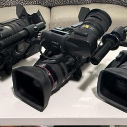 3 Cameras  canon xl-h1  HD with cables and chargers