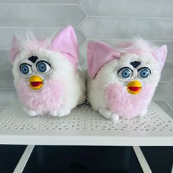 Vintage 1999 Furby by Tiger electronics Pink Kids size 11 slippers.  New old stock unused.  Has original tag