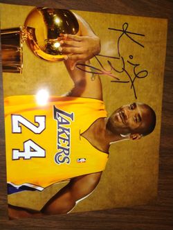 Kobe Bryant Signed 8x10 Photo 