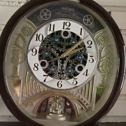 Brand New Seiko Clock With Savorsky Crystals 