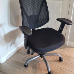 Adjustable Height Office Chair 

Black Padded Mesh Adjustable Height Office Desk Chair. Used, in great condition. Good Quality!

$75
