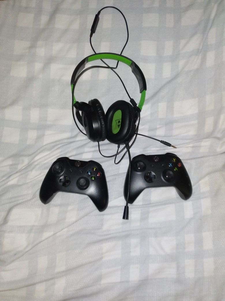 2 Wireless Xbox 1 Controlkers With Xbox 1 Headset. ( Only Used Acouple Times Like New)