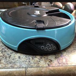 Six day automatic dog feeder