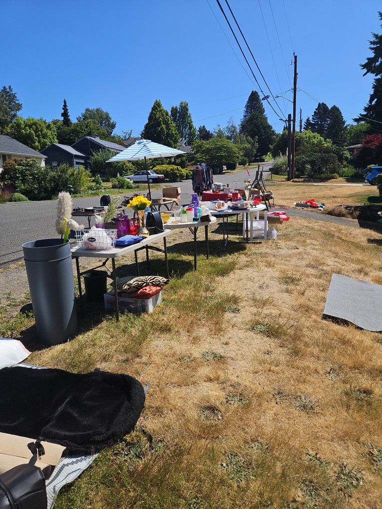 Free Today!! Tons Of Cool Stuff!( NOT THE DISPLAY FOLDING TABLES!)