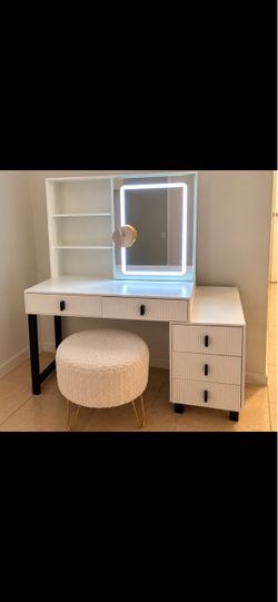 Modern White Makeup Vanity with LED Mirror & 3-Drawer Storage – Excellent Condition