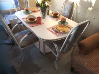 Nice kitchen table with 4chaors