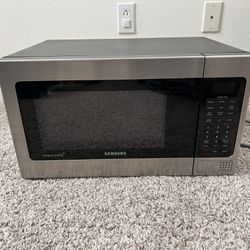 Samsung - 1.1 Cu. Ft. Countertop Microwave with Grilling Element