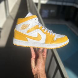 Jordan’s 1s Mid University Gold W