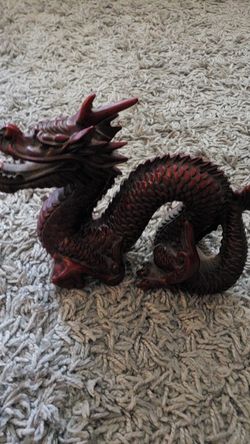 2 dragon statues