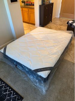The DreamCloud, Queen, Like New, Excellent Condition