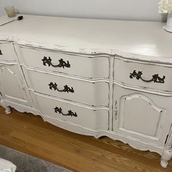 French Provincial buffet Or dresser 