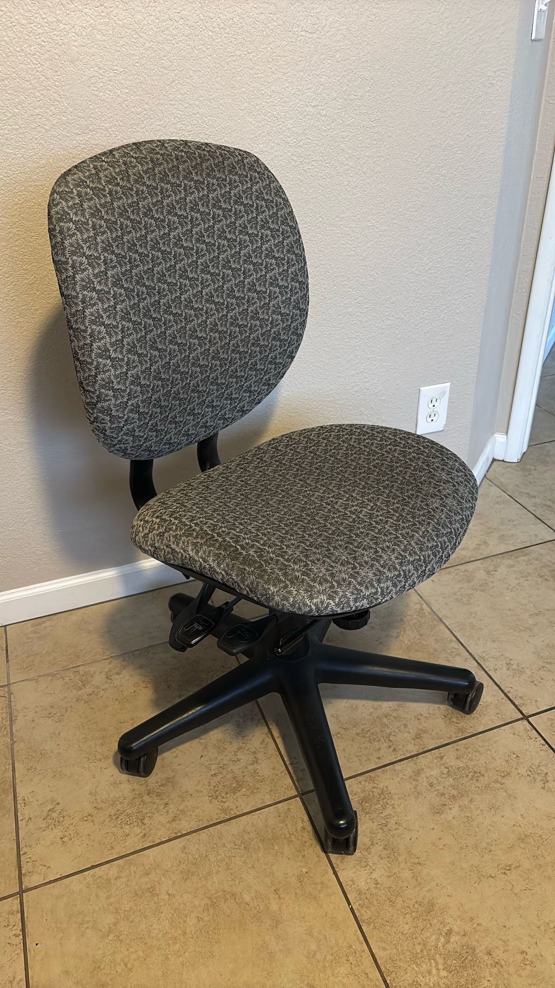 Desk/Office Chair (can Deliver For Free)