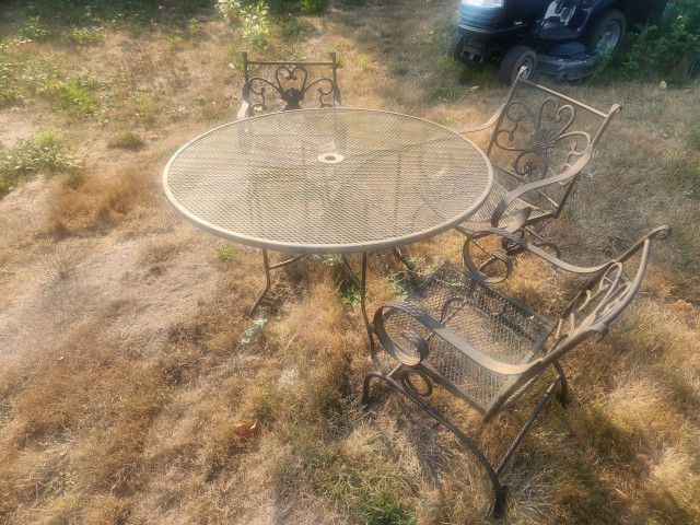 Outside Table And Chairs 