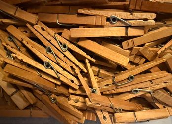 99 Wooden and 30 Plastic Clothespins Great- Hang Clothes, Pictures, Close Food Bags (chips, cereal, etc.) - p/u Castle Shannon