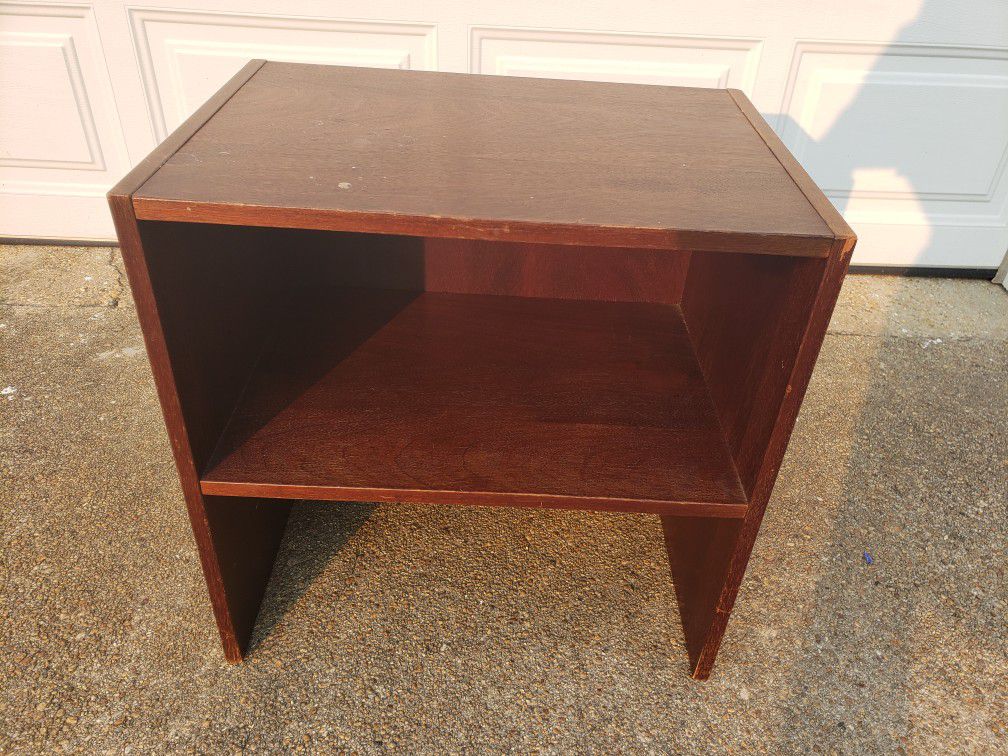 Small shelves or end table