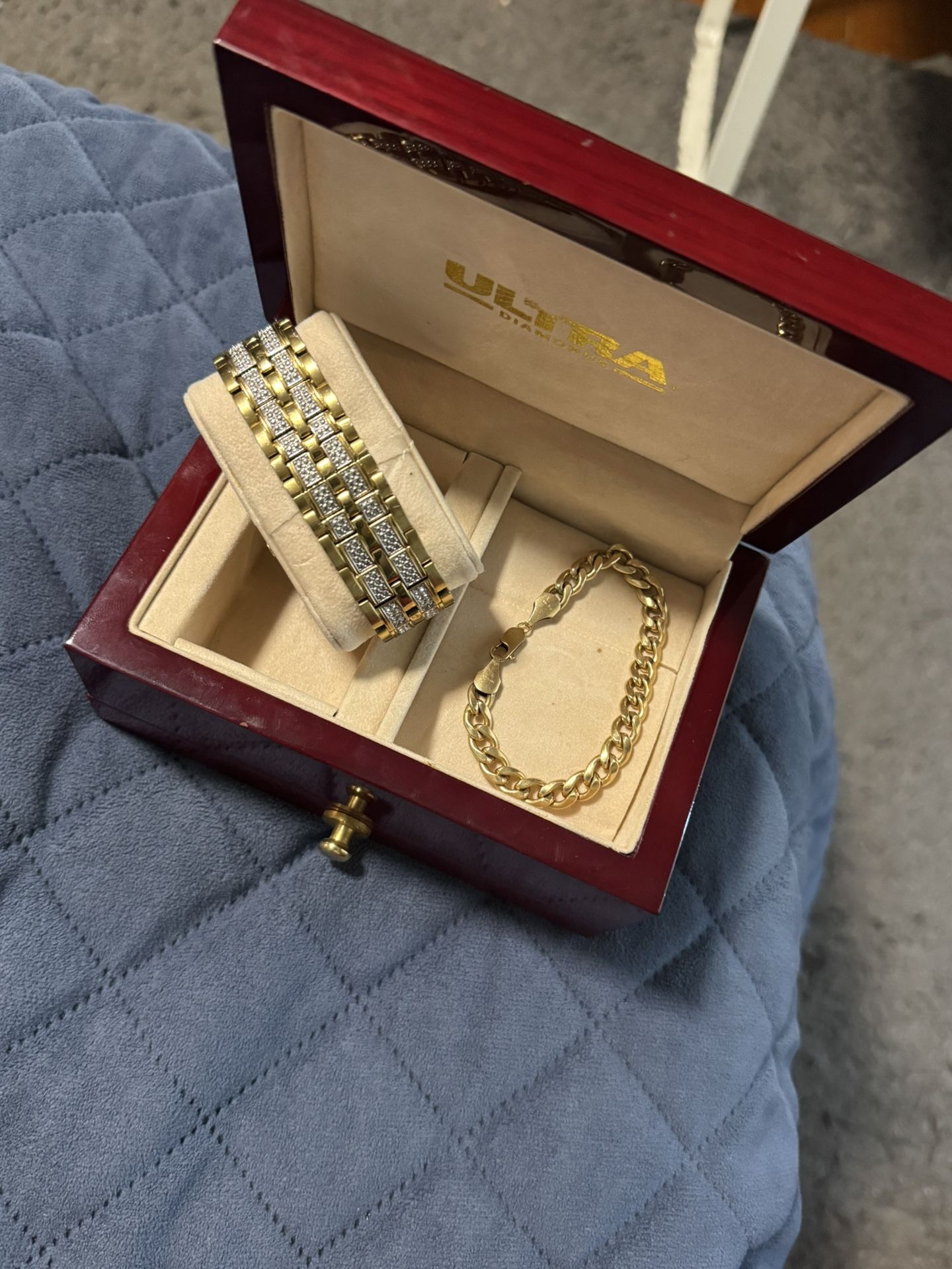 Vendo un reloj marca Bulova en diamante color dorado color oro incluyendo una manilla enchapada en oro 14