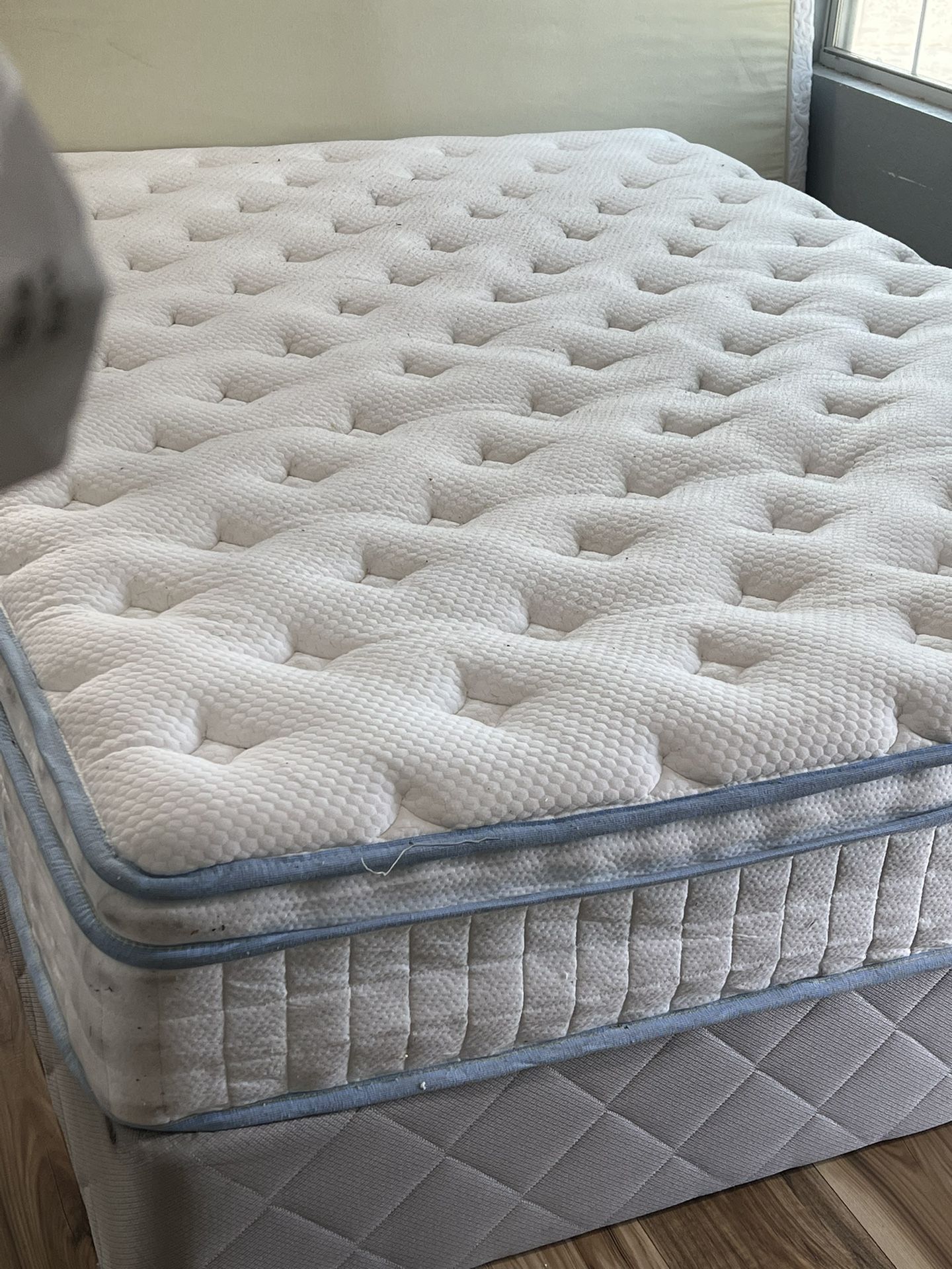 USED QUEEN SIZE PILLOWTOP MATTRESS WITH BOX SPRING DELIVERY AVAILABLE