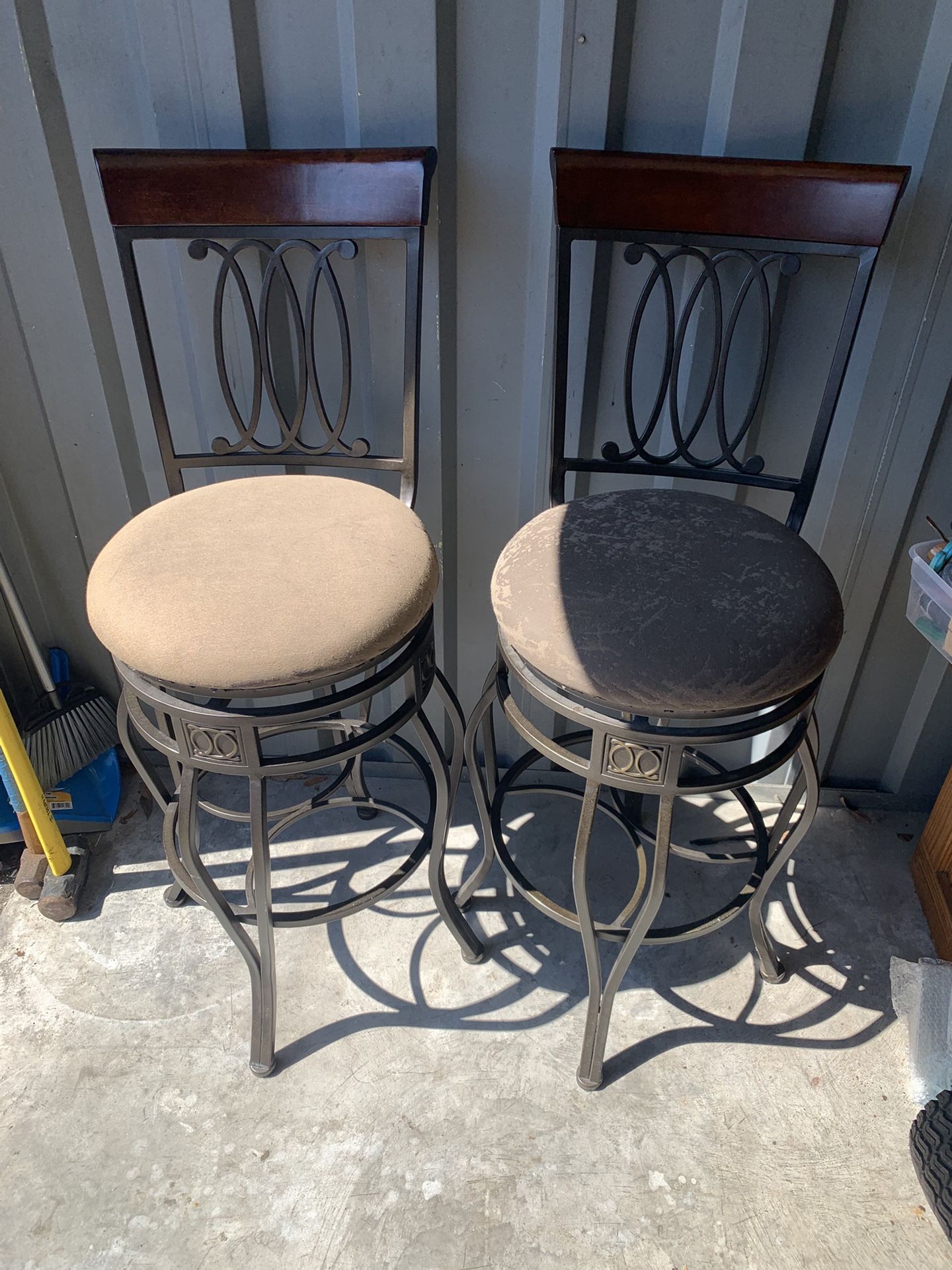 2 Swivel Bar Height Bar Stools 