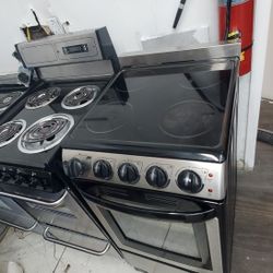 Electric Stove Side 20 WARRANTY. $450..Ready To Deliverside 20 Warranty 