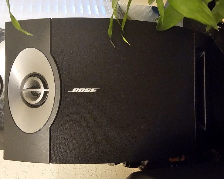 Bose 201v Bookshelf Speakers ... Excellent Quality 