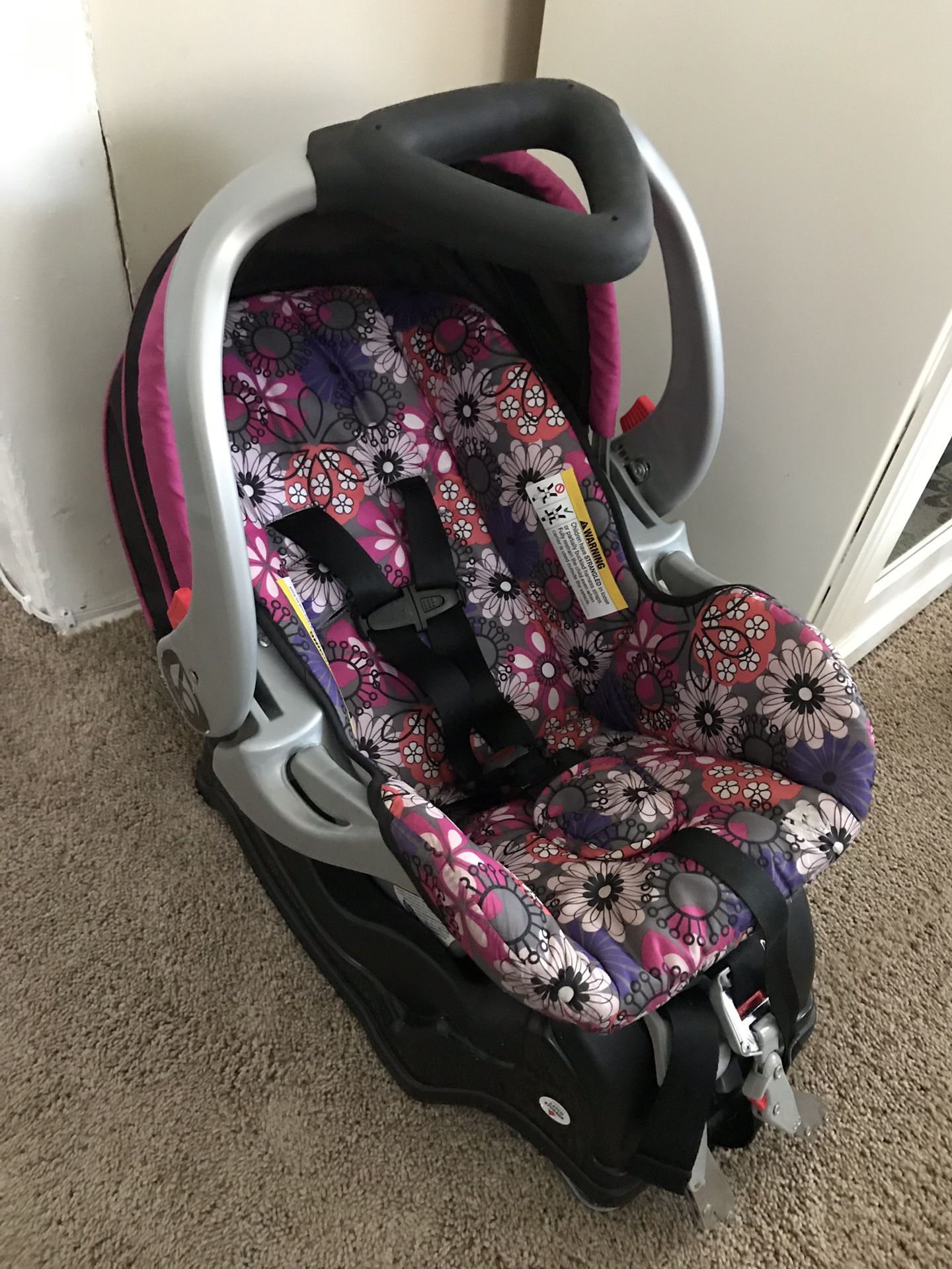 Baby Trend Infant Car Seat and Base - Expires 2024