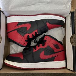 Nike Air Jordan 1 Mid Size: 4Y